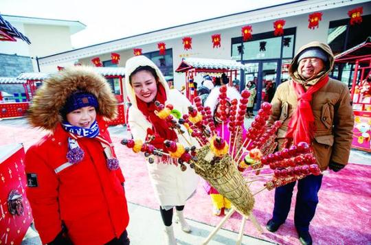 游客玩乐在神鹿峰旅游度假区。