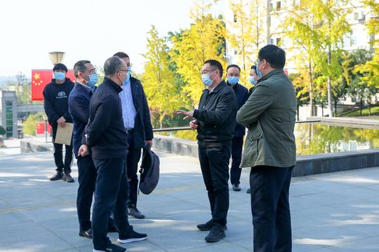 市委教育工委书记、市教育局党组书记、局长戴志勇一行到我校检查疫情防控工作