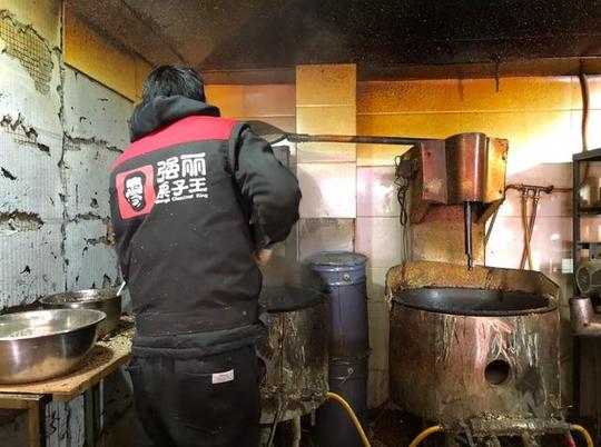 郑州强丽栗子王生意太火,板栗吃出蜂蜜味,老顾客隔一天来买一回