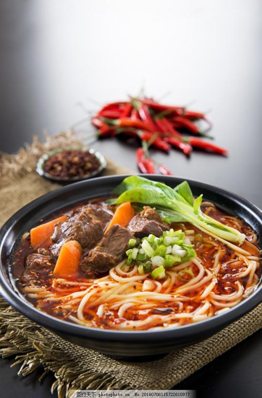 香辣牛肉面汤面碗菜谱图辣椒蔬菜摄影餐饮美食其他