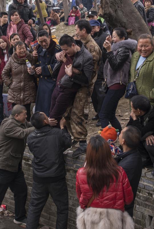 中午时分,随着人流的加速,活动也进入高潮,人群中不时爆发出欢乐和
