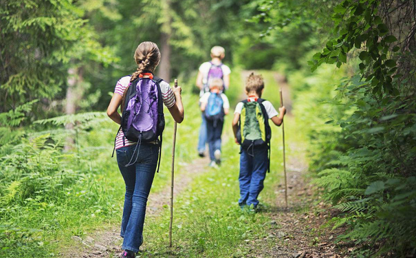 九,姥姥带娃公园溜达的简短句子?