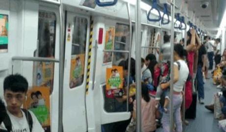 孩子睡在地铁的地上,妈妈悠闲玩手机,乘客看到孩子的手后报警了