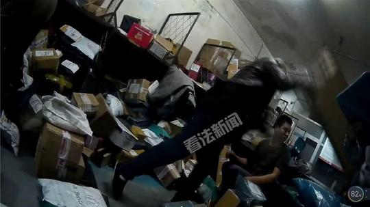 在分拣过程中,装食品的快递纸盒破损,快递员有时会把破损的地方撕开