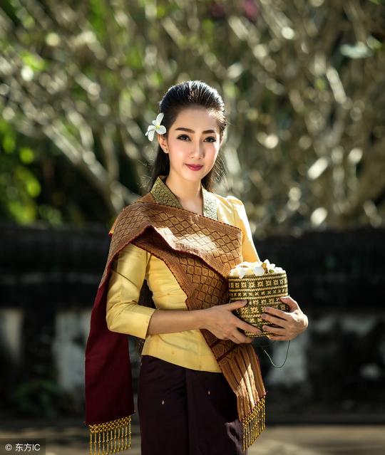 缅甸美女来中国旅游，买了5件衣服，刚付完款却被老板拉住了