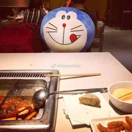 一人食的互联网饮食创业;一些电影院还专门为单身的客人设置了单身