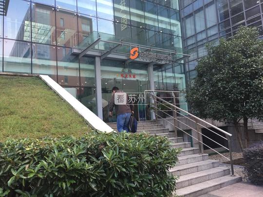 在美丽的苏州园区有一条迷人的长廊,它的名字叫:金鸡湖创业长廊.