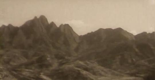蓬莱一侧的艾山，老电影《三进山城》开场镜头的取景地