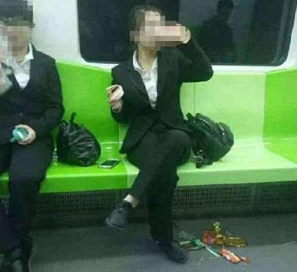 男子地铁上脱裤子尿一地地铁还有哪些雷人事儿?