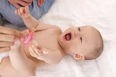 两个月宝宝爱吃手可以用安抚奶嘴吗