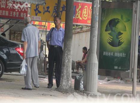 声称送礼没送掉低价贱卖南京街头出现茶叶骗局