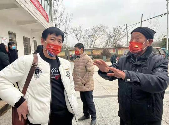 嘉鱼县高铁岭镇创业老板给家乡老人发放慰问金