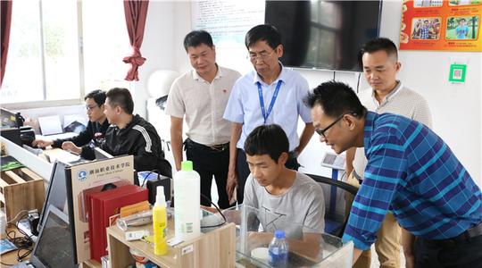 学院领导、老师关心询问校内创业学子创业情况