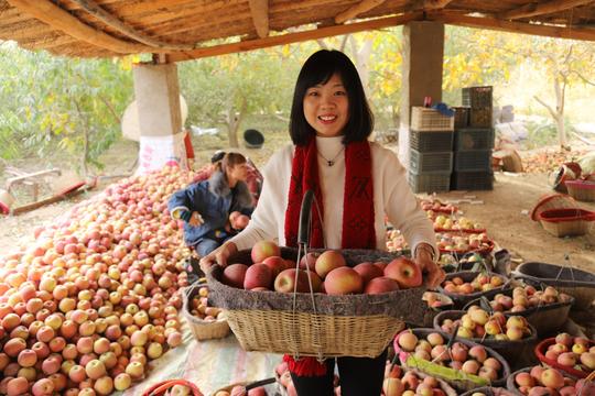 90后美女从摆地摊到身家千万,带百位宝妈创业卖水果