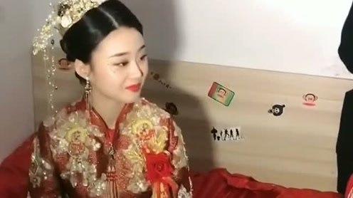 零零后新郎新娘，真是早当家，眼里都是你，满满的爱意，幸福久久!