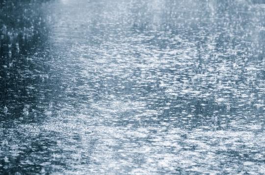雨水,雨滴,雨晕,水滴,水珠,飞溅,大雨,雨景,雨天,天气,图片素材,高清