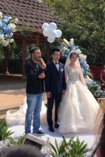 抖音最大牌的婚礼,看到司仪的一刻,网友:有钱也请不来
