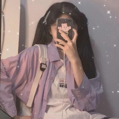 手机遮住脸的温柔真人女头像，点赞关注，抱走