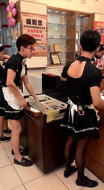男员工穿女仆装接客~老板你家生意是有多难做-早