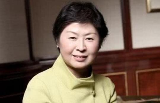 比摆地摊还暴利?国内无人问津的生意，她凭此赚得百亿身家1
