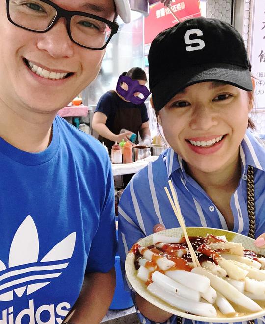 越看越有夫妻相!胡杏儿与老公吃路边摊接地气