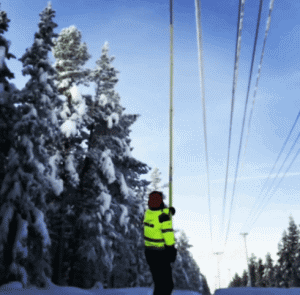 搞笑gif:一位铲雪大哥不慎滑倒,没想到居然以这种形式