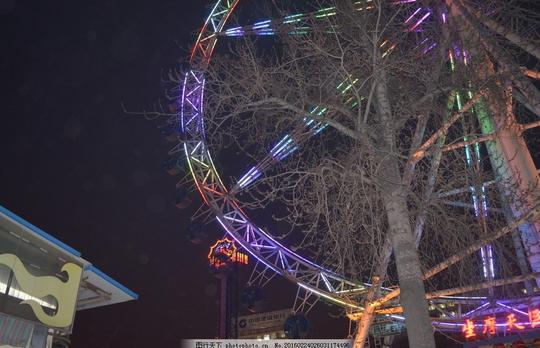 霓虹灯游乐场夜景都市摩天轮灯光摄影娱乐休闲
