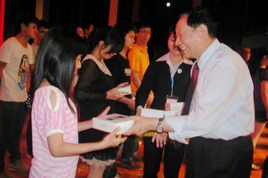 学生村官转业退伍军人农民工下岗失业工人代表赠送首批创业扶贫