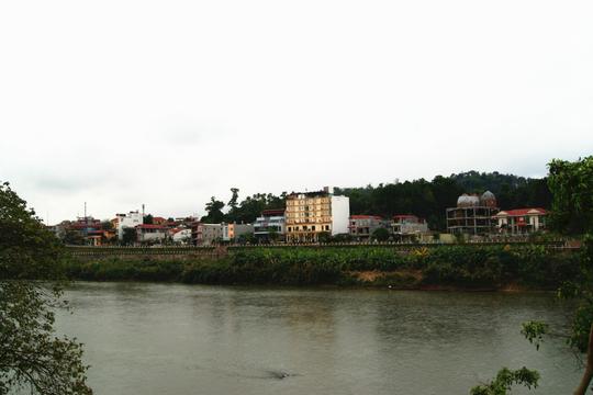 自治县河口口岸,与越南老街市隔红河相望,是中越边境云南段最大口岸