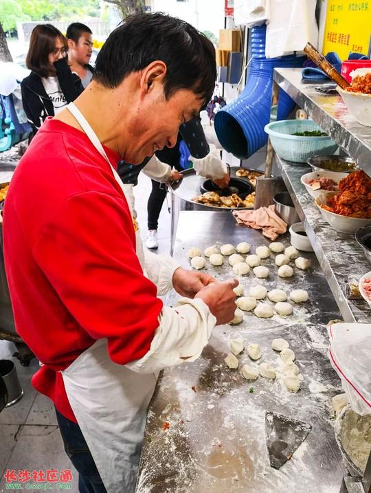 以前学校门口的烧饼铺大叔也是,在杭州买了房,还开分店了.