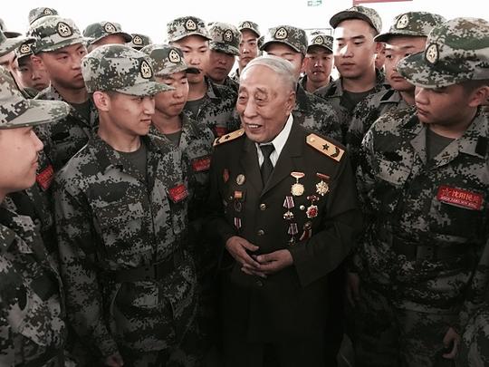 8图为程老将军在倾听新兵心声时情景。鲁世联摄.jpg