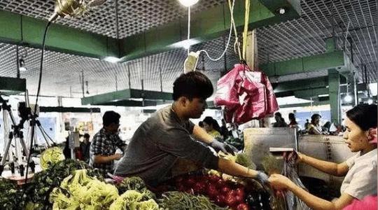 任性大学生直播卖菜,月入两万,每天3000斤,一年买宝马