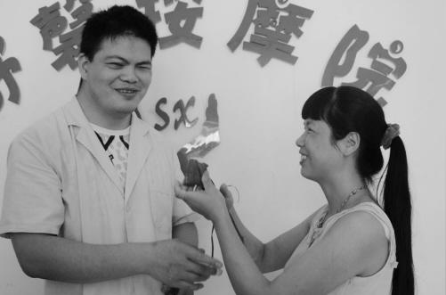 盲人小伙自己创业养活一家五口(图)