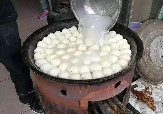 农村夫妻的早餐店卖疯了一块钱一个配菜还随便吃月收入几万