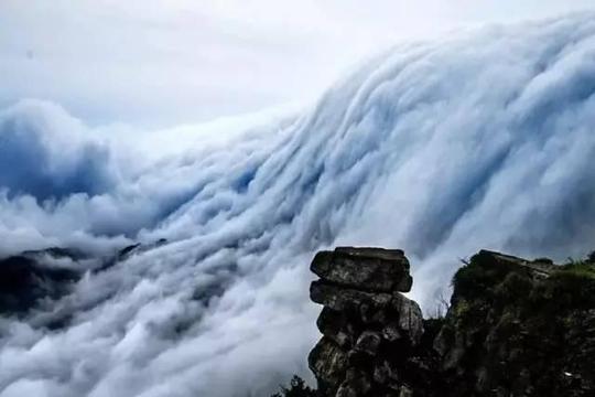 刚拍到的庐山瀑布云奇景,百年不遇,仙气十足