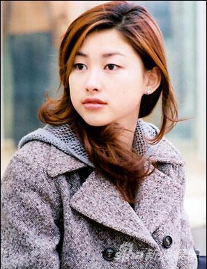 朱珠国外留学派对抽烟表情照片