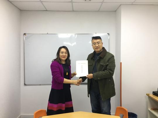 最后,双方签订了《青岛理工大学就业创业实践基地合作意向书》,并为就