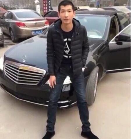 网上更有爆料,国际庄磊哥是石家庄黑社会大哥,快手上的网红.