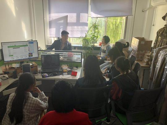 电商181新生到鹤城大学生创新创业孵化园开展前瞻调研
