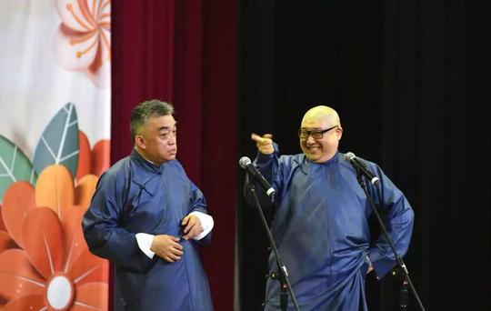 来自朝阳艺术团的青年川剧变脸演员苏李伟下场与观众互动,掀起小高潮