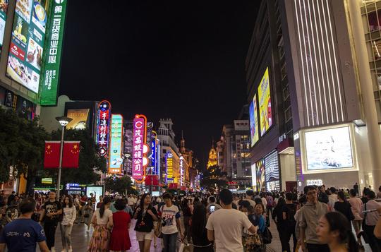 风景线在南京路步行街,让人忍不住驻足拍照,甚至录下视频放上抖音