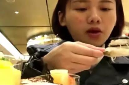 大胃王密子君“素颜”吃播，脸上的痘痘显目，网友:我信你个鬼!