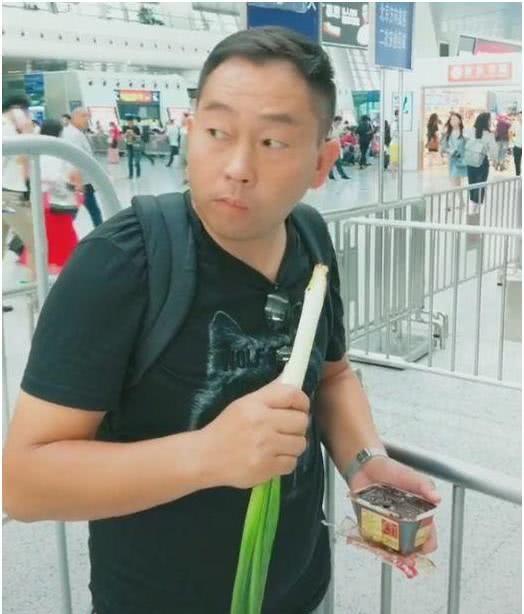 抖音大叔在机场吃大葱蘸大酱，被委婉制止后，网友:这表情绝了