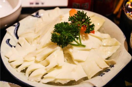 美食正文大龙燚的毛肚新鲜又大片,吃起来薄而酥脆,涮的时间短,很