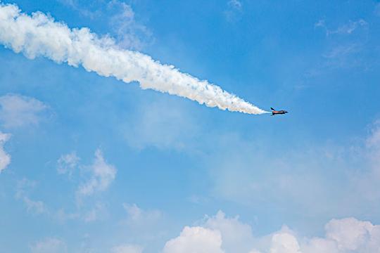 飞机航空表演_图片大全—全景创意图库（quanjing.com）中国领先的正版图片视频素材网站