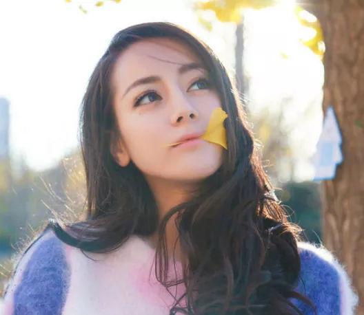 迪丽热巴嘟嘴俏皮可爱,手拿小黄鸭一秒变成同款鸭