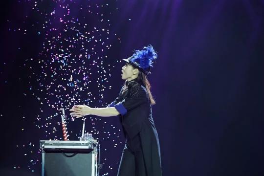 著名魔术家单梅带来的互动表演让现场观众乐开怀.