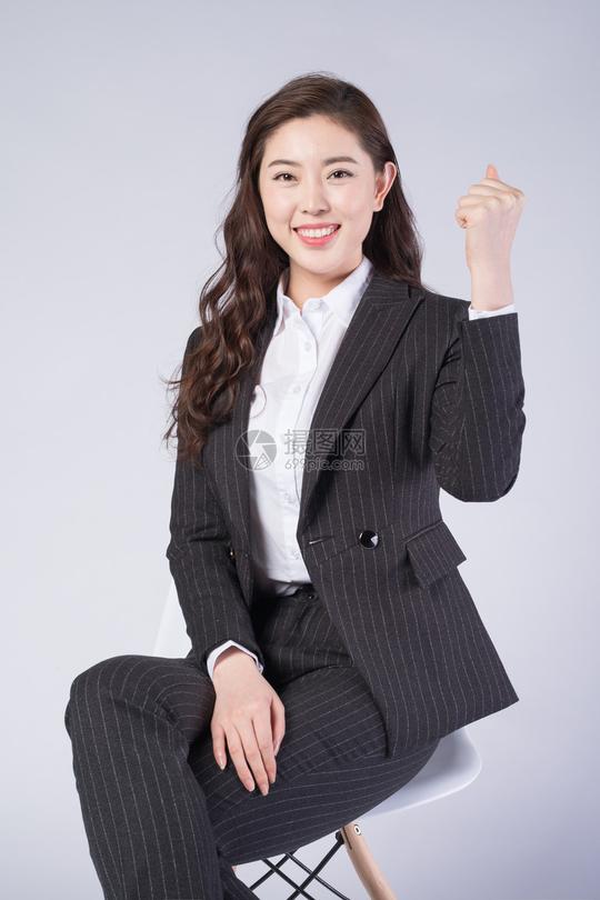 商务女性鼓励点赞动作