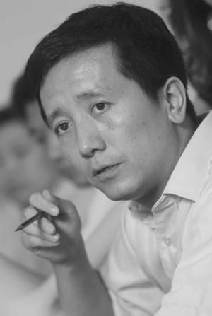 商务部研究员梅新育和君创业董事长李肃一个巨大的可乐瓶子