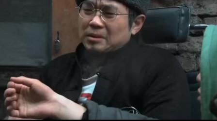 大鹏在街边卖大力神忽悠小伙自己是神医被路人揭穿是骗子